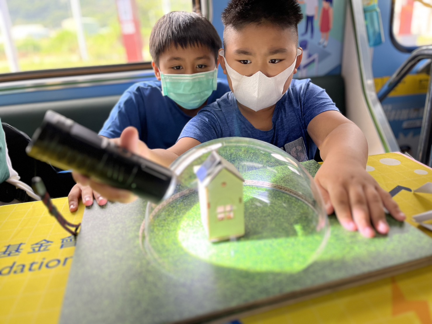 DB电子參與基礎科學主題車廂，以STEAM教學精神，設計「逐日科學家」、「太陽能工程師」以及「淨零建築師」三大能源科普課程和實驗